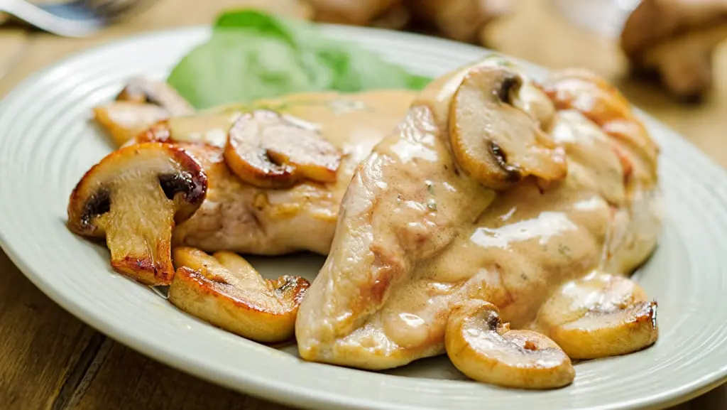 Pechugas en crema de hongos
